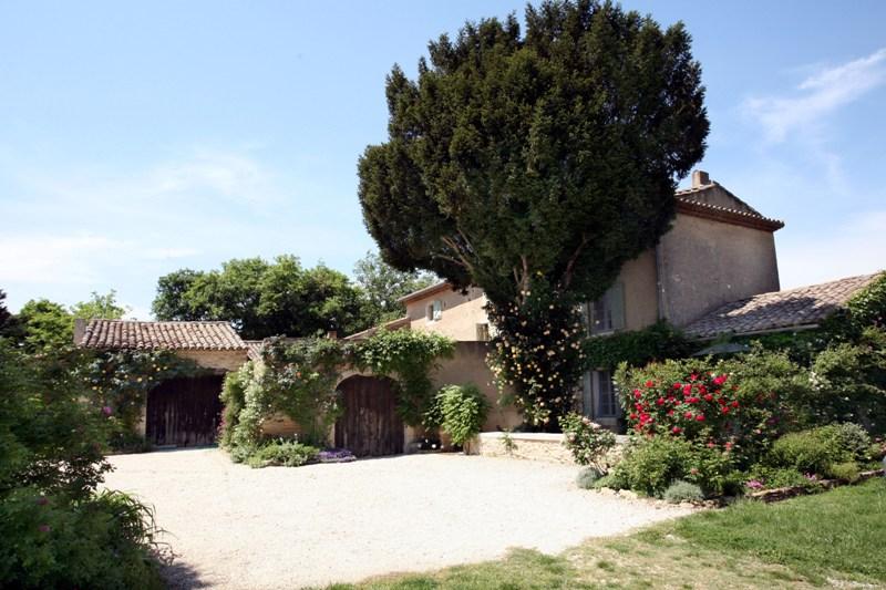 Mas restauré en Luberon avec dépendancessur 2,7 ha ...  jardin paysager, piscine